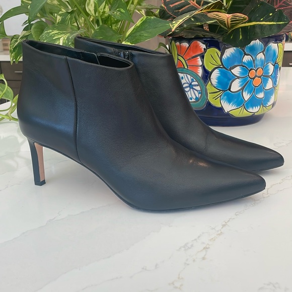 Veronica Beard Leone Pointed Toe Black Leather Bootie Size 8 - Picture 2 of 13